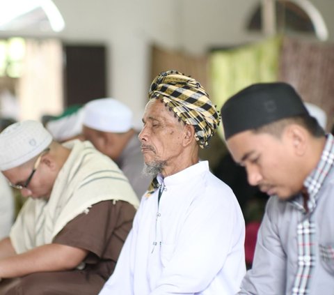 Beberapa ulama memiliki pandangan yang berbeda perihal apakah diperbolehkan minum saat shalat jumat. Berikut di antaranya.