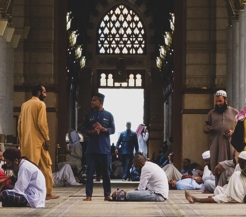 Apakah Boleh Minum di Sela Khutbah Shalat Jumat? Simak Penjelasannya