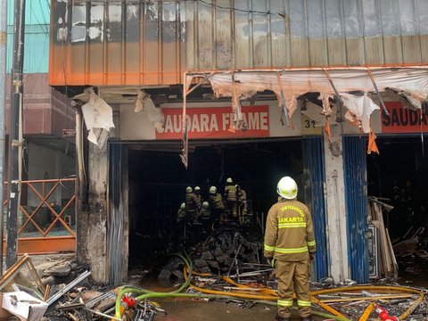 Paniknya Warga Sekitar TKP Kebakaran Mampang Prapatan Dengar Ledakan Sampai Buru-Buru Tutup Toko