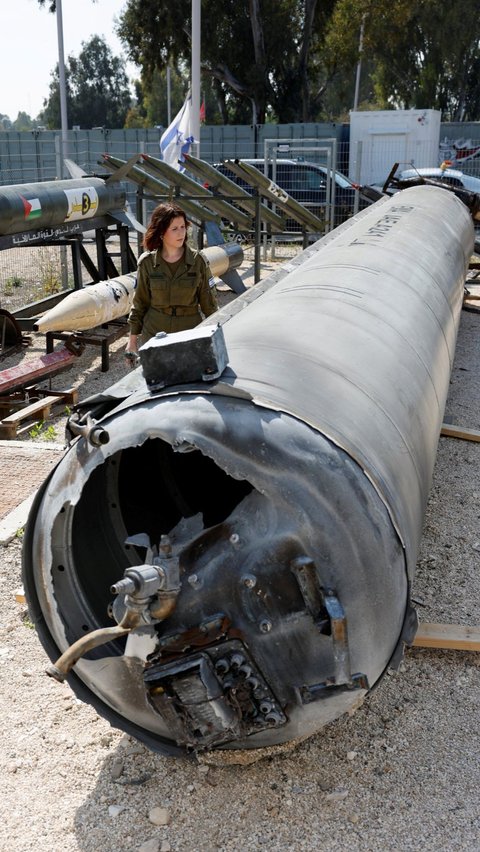 Menurut IDF, rudal yang panjangnya 11 meter ini diperkirakan membawa hulu ledak seberat 500 kilogram atau setengah ton. REUTERS/Amir Cohen