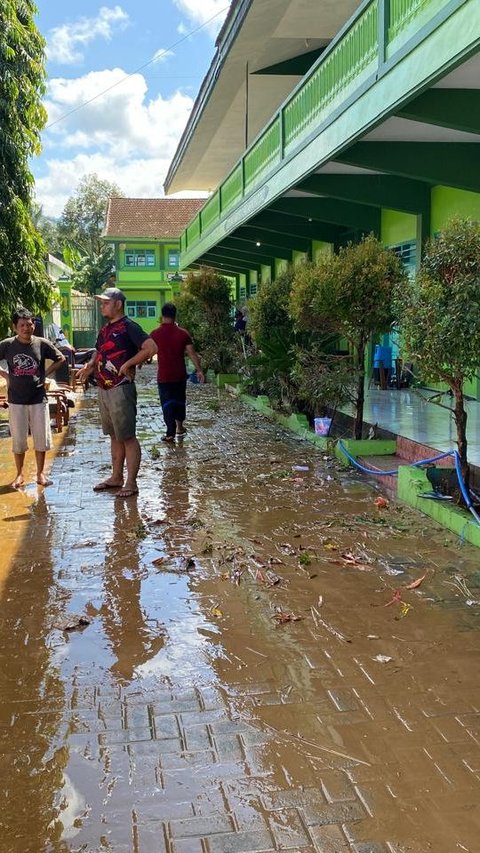 Kondisi Sekolah MAN di Desa Munjungan Trenggalek Usai Banjir Menerjang, Dipenuhi Lumpur Tebal