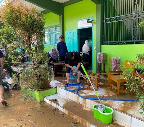 Kondisi Sekolah MAN di Desa Munjungan Trenggalek Usai Banjir Menerjang, Dipenuhi Lumpur Tebal