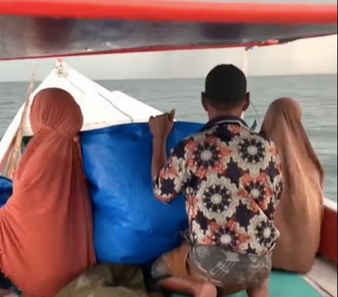 Pecah Ombak dan Terjang Badai, Begini Perjuangan Nakes yang Antar Pasien ke RS dengan Naik Perahu