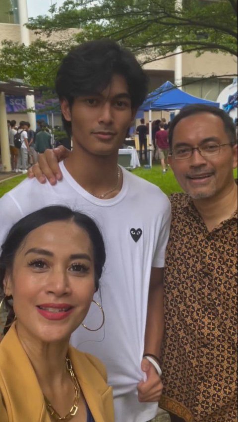 Being an Outstanding Student, Portrait of Diah Permatasari at the High School Graduation Event, Photo Together with Older and Younger Siblings