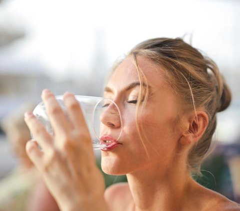 Ibu dan anak memerlukan air minum berkualitas serta higienis selama perjalanan mudik. Untungnya, kini ada posko OPOR yang menyediakan kebutuhan ibu dan anak.