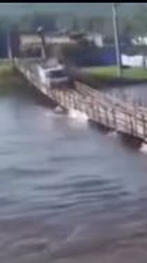 Menegangkan, Begini Detik-Detik Mobil Pikap Nekat Terobos Jembatan Kayu yang Tak Layak hingga Akibatkan Tragedi<br>
