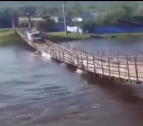 Menegangkan, Begini Detik-Detik Mobil Pikap Nekat Terobos Jembatan Kayu yang Tak Layak hingga Akibatkan Tragedi