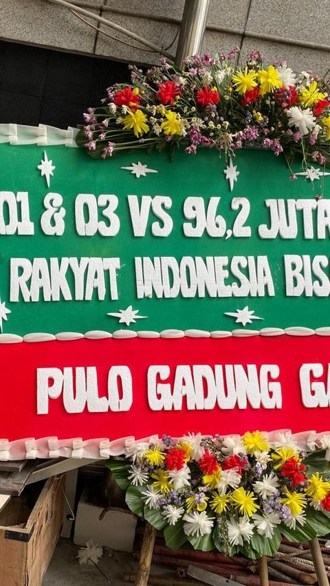 Jelang Sidang Putusan PHPU, Karangan Bunga Sindir Sengketa Pilpres Berjejer di MK & Dukung Prabowo-Gibran