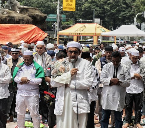 Massa berunjuk rasa dalam demo bertajuk Aksi Bersama Menuntut Mahkamah Konstitusi (MK) Adil dan Benar di kawasan Patung Arjuna Wiwaha atau  Patung Kuda, Jakarta, Jumat (19/4/2024). Dalam aksinya, para pengunjuk rasa menuntut MK bersikap adil dan menggunakan hati nurani saat memutuskan sengketa hasil Pilpres 2024. Liputan6.com/Angga Yuniar