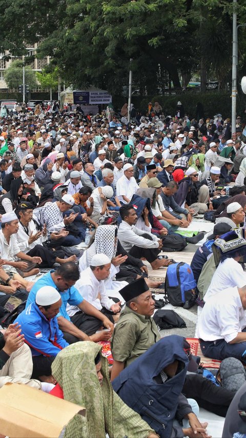 Di sela aksi unjuk rasa tersebut, massa menggelar salat Jumat berjemaah. Liputan6.com/Angga Yuniar