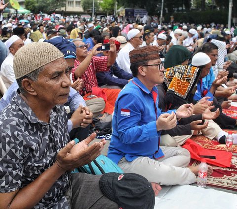 FOTO: Momen Pengunjuk Rasa Tuntut MK Adil Putuskan Sengketa Pilpres Gelar Salat Jumat di Patung Kuda