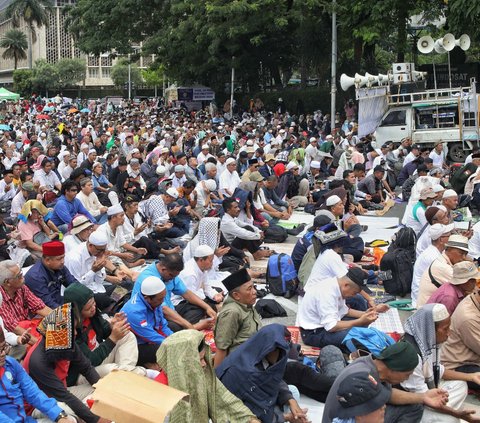 FOTO: Momen Pengunjuk Rasa Tuntut MK Adil Putuskan Sengketa Pilpres Gelar Salat Jumat di Patung Kuda