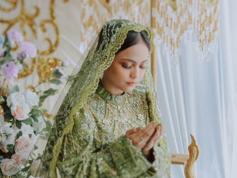 Prospective Marriage of the Coal Boss's Daughter, Portrait of Putri Isnari Enveloped in Gold on the Night of Mappaci Before the Wedding