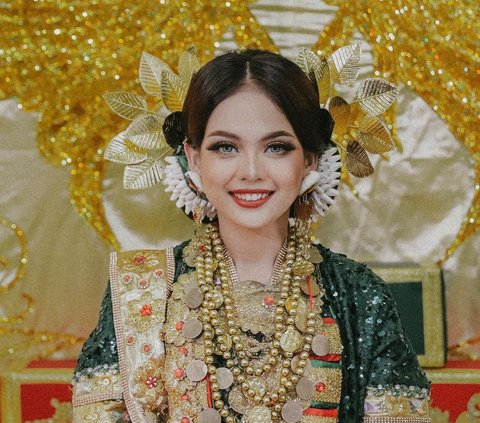 Prospective Marriage of the Coal Boss's Daughter, Portrait of Putri Isnari Enveloped in Gold on the Night of Mappaci Before the Wedding