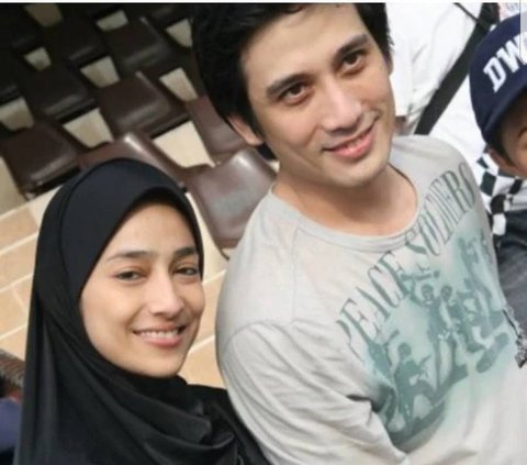 8 Vintage Photos of Cindy Fatika Sari and Tengku Firmansyah who have been together for 25 Years