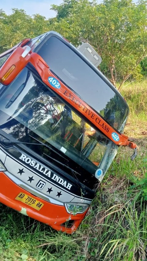 <br><br>Polisi Pastikan Kecelakaan Bus Rosalia Indah di Tol Semarang-Batang Akibat Human Error