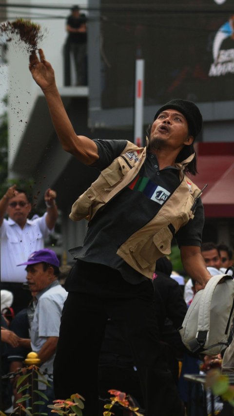 FOTO: Panas, Ricuh Dua Kelompok Pengunjuk Rasa Warnai Demo MK di Patung Kuda