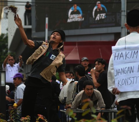 Kericuhan yang melibatkan dua kelompok pengunjuk rasa mewarnai aksi demo di kawasan Patung Kuda, Jakarta, Jumat (19/4/2024). <br><br>Awalnya, massa yang menolak pemilu curang menggelar aksi terlebih dahulu di lokasi tersebut. Merdeka.com/Imam Buhori
