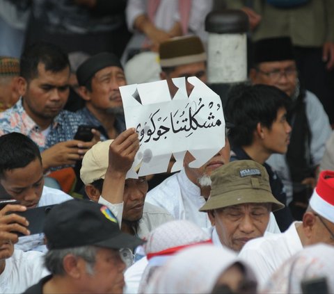 FOTO: Panas, Ricuh Dua Kelompok Pengunjuk Rasa Warnai Demo MK di Patung Kuda