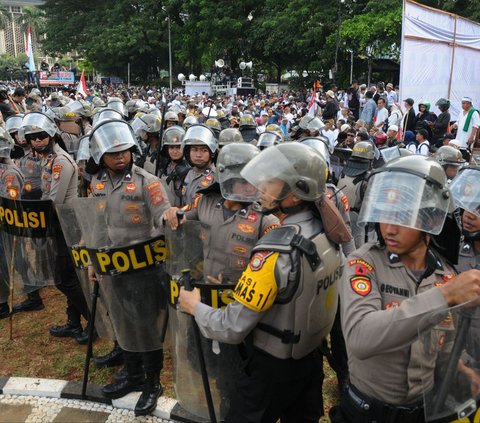 FOTO: Panas, Ricuh Dua Kelompok Pengunjuk Rasa Warnai Demo MK di Patung Kuda