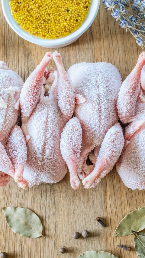 Cuma Perlu 2 Bahan, Ini Trik Cairkan Ayam Beku dalam 7 Menit