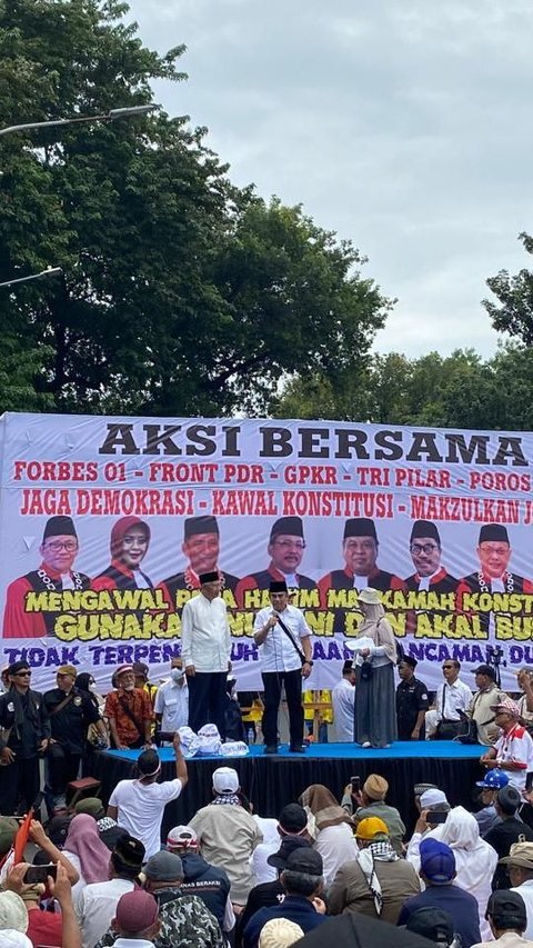 Orasi Keras Pendemo Depan MK, Singgung Pesan Rasul Soal Hakim Hingga Anies Baswedan<br>