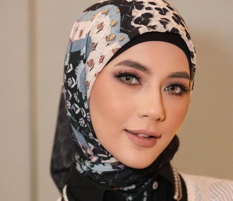 Pesona Paula Verhoeven Tampil dengan Riasan Bold dan Hijab Motif