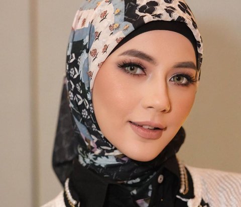 Pesona Paula Verhoeven Tampil dengan Riasan Bold dan Hijab Motif
