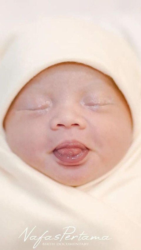 Potret Baby Aleesya Putri Kiki Amalia Sudah Genap Berusia 1 Bulan, Makin Cantik dan Menggemaskan