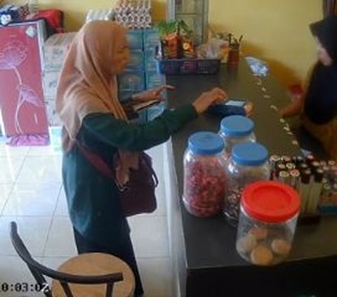 Terima Tunjangan Sertifikasi usai Tujuh Tahun Bekerja, Momen Guru Honorer Lakukan Sujud Syukur Ini Bikin Haru