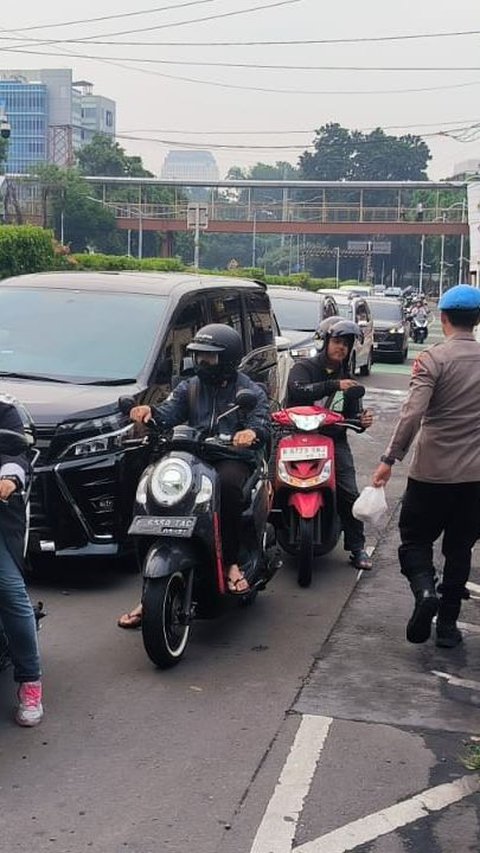 Momen Polri dan Awak Media Bagikan Takjil ke Kaum Duafa dan Tukang Parkir