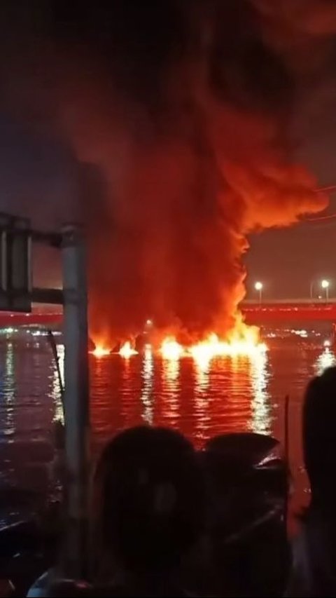Perahu Jukung Meledak Lalu Terbakar di Bawah Jembatan Ampera, 1 ABK Tewas dan 1 Hilang