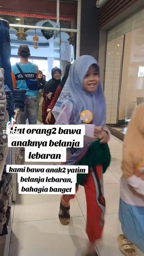 Momen Komunitas Relawan Ajak Anak Yatim Belanja Baju Lebaran Ini Viral, Tuai Pujian