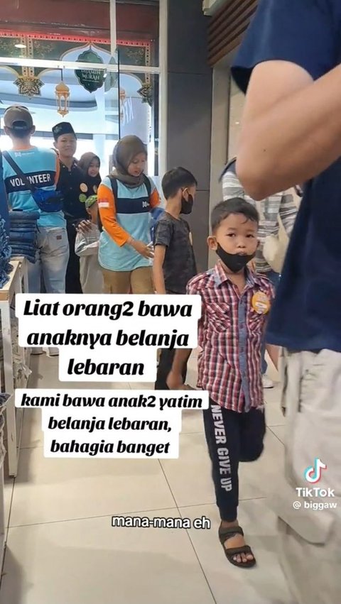 Momen Komunitas Relawan Ajak Anak Yatim Belanja Baju Lebaran Ini Viral, Tuai Pujian