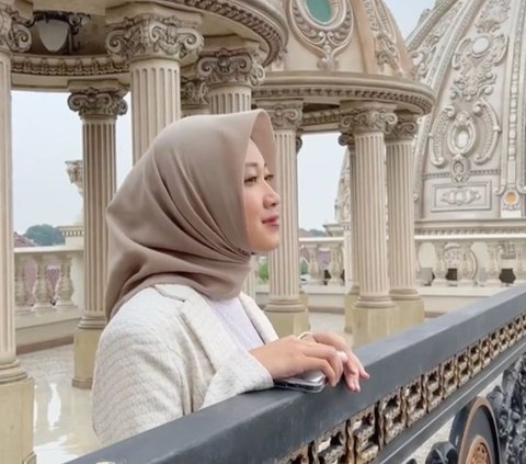 Bagi-Bagi Takjil 1.500 Bungkus, Ini Sosok Sultan Sidoarjo yang Miliki Rumah Bak Istana