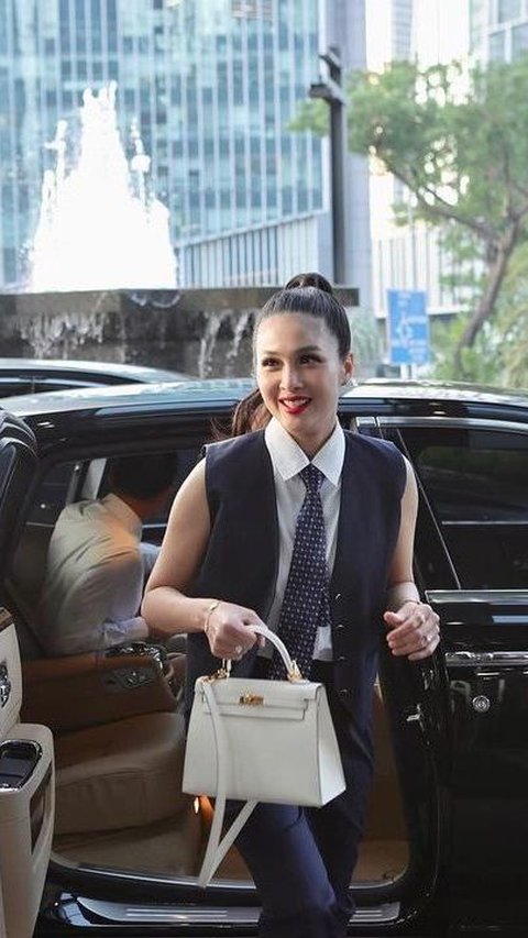 Penampakan dan Harga Mobil Rolls Royce Hadiah Ultah Sandra Dewi dari Harvey Moeis yang Disita Kejagung