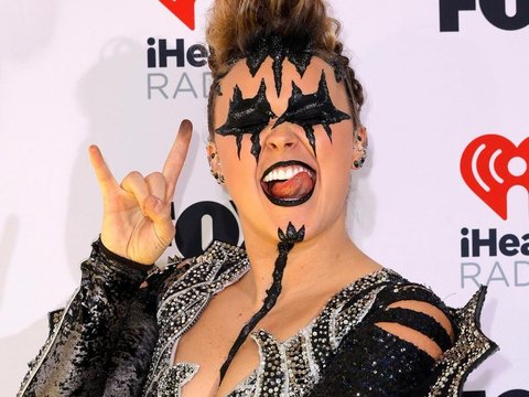 JoJo Siwa Explains Inspiration for Her Bold Look at the 2024 iHeart ...