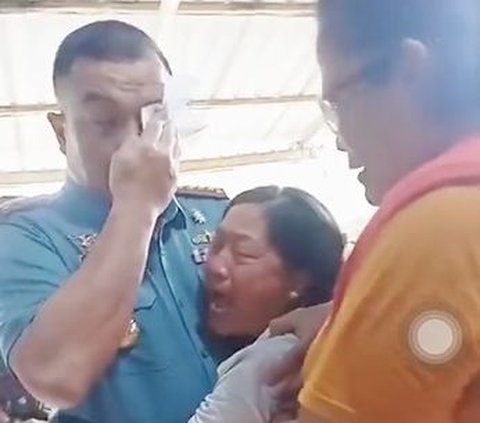Tangisan Ibu Eks Casis yang Dibunuh Prajurit TNI AL Pecah di Pelukan Komandan TNI AL, Air Mata Sang Kolonel Ikut Menetes