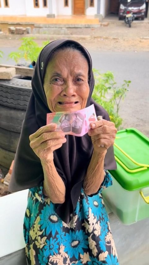 Kisah Nenek Penjual Kue Ditipu Pembeli dengan Uang Palsu, Bikin Sedih<br>