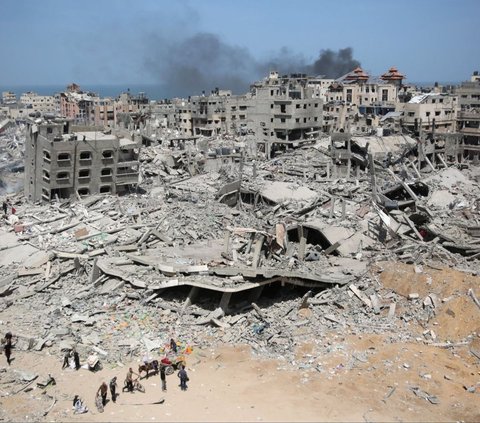 Terlihat penampakan kerusakan parah di area sekitar rumah sakit Al-Shifa di Gaza setelah digempur militer Israel yang mundur dari kompleks perumahan rumah sakit tersebut sejak 1 April 2024. Foto: AFP