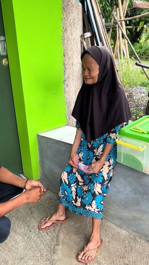 Kisah Nenek Penjual Kue Ditipu Pembeli dengan Uang Palsu, Bikin Sedih