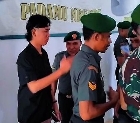 Momen Para Anggota TNI Naik Pangkat & Diberikan Selamat, Satu Sosok Diyakini Intel Jadi Sorotan