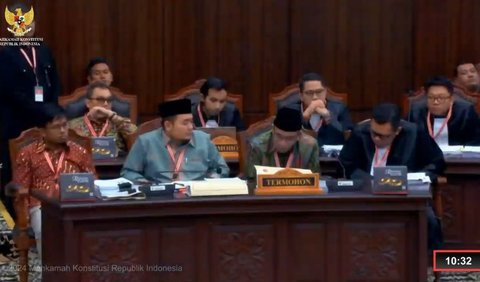 Di sini, Hasyim kedapatan sedang tertidur. Saat Suhartoyo bertanya, seketika ia langsung terbangun.<br>