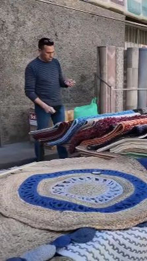 ⁠⁠Mirip di Indonesia, Potret Pasar Tradisional di Spanyol Digelar di Pinggir Jalan Harganya Murah Meriah<br>