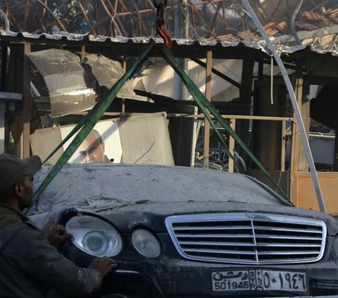 FOTO: Gedung Konsulat Iran di Suriah Dihantam Rudal Israel, Banyak Orang Tak Bersalah Menjadi Korban