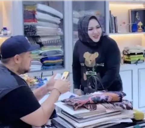 Wearing Ivan Gunawan's Clothing Design, Skincare Boss Mira Hayati's Style Becomes the Highlight, Gold Necklace Must Not Be Missed