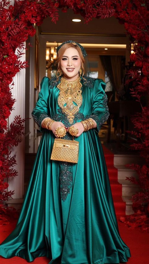 Wearing Ivan Gunawan's Clothing Design, Skincare Boss Mira Hayati's Style Becomes the Highlight, Gold Necklace Must Not Be Missed