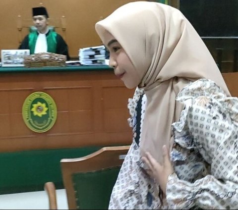 Still Intimate, 8 Portraits of Ria Ricis Kissing Teuku Ryan's Hand in the Courtroom