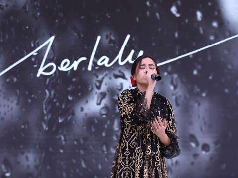 Amira Karin Brings DDRF 2024 Audience Swept Away by the Songs 'Berlalu' and 'Pelangi Nusantara'