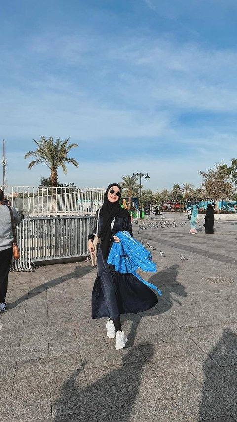 Artis yang terjun ke dunia hiburan sejak 2013 ini tampak menikmati waktunya saat di Mekkah. Ia mengenakan busana serba hitam yang tak kalah memesona.